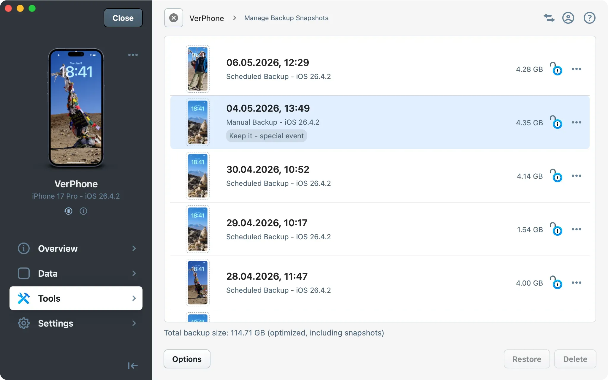 Mazing Manage Backup Snapshots screen showing a list of backup snapshots for an iPhone 17 Pro with dates, sizes, and a tagged snapshot